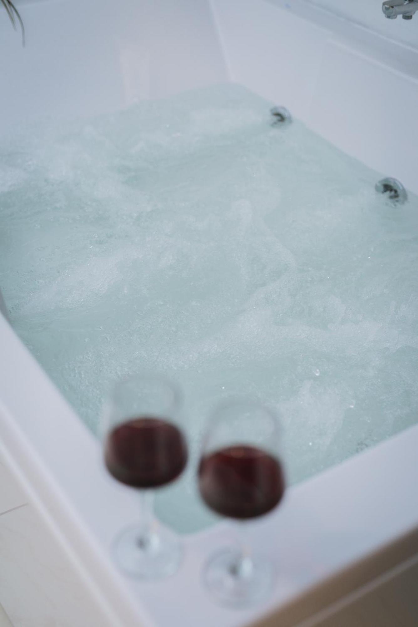 Stylish Apt W Jacuzzi, 5 Min To White Tower Thessaloníki Eksteriør bilde