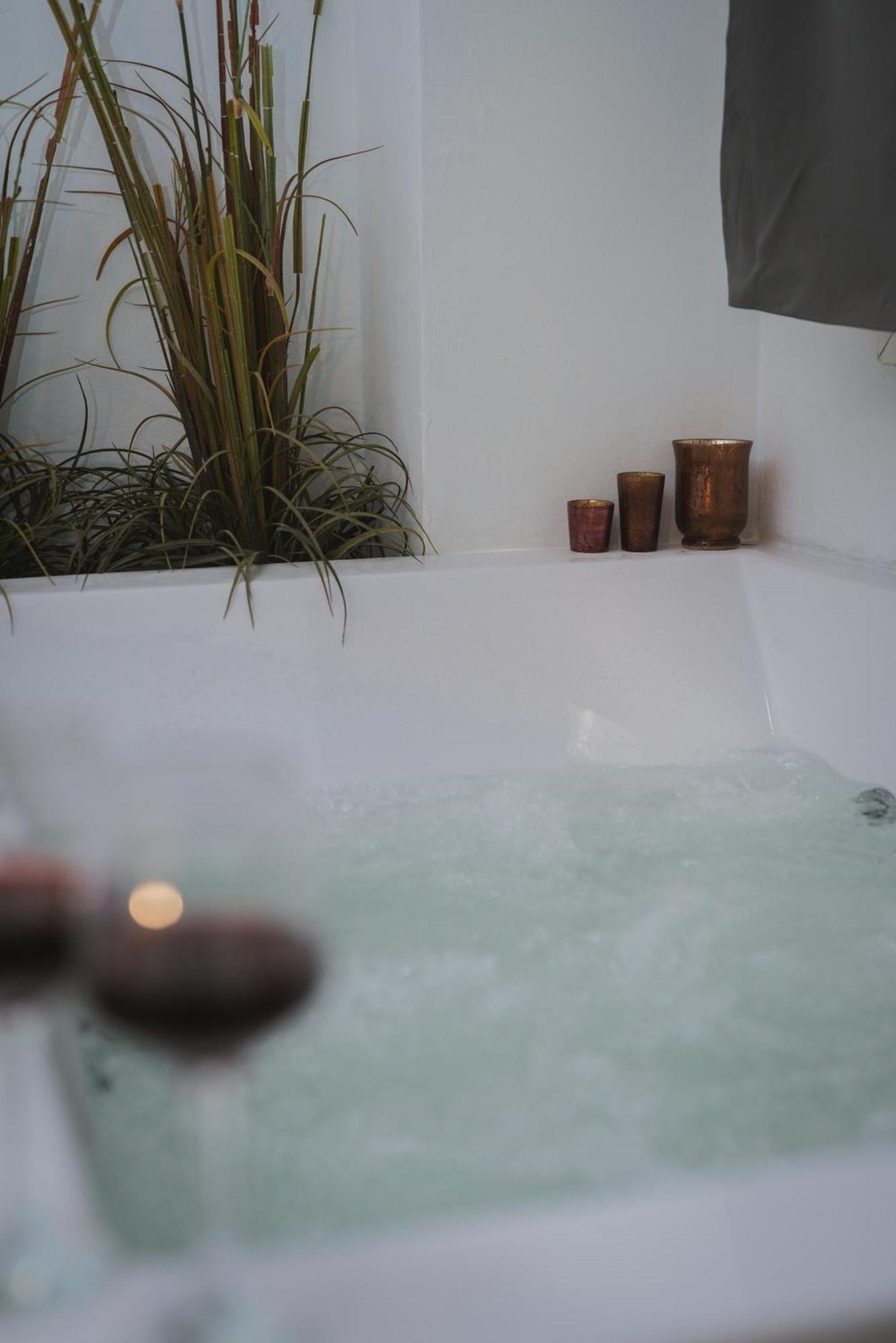 Stylish Apt W Jacuzzi, 5 Min To White Tower Thessaloníki Eksteriør bilde