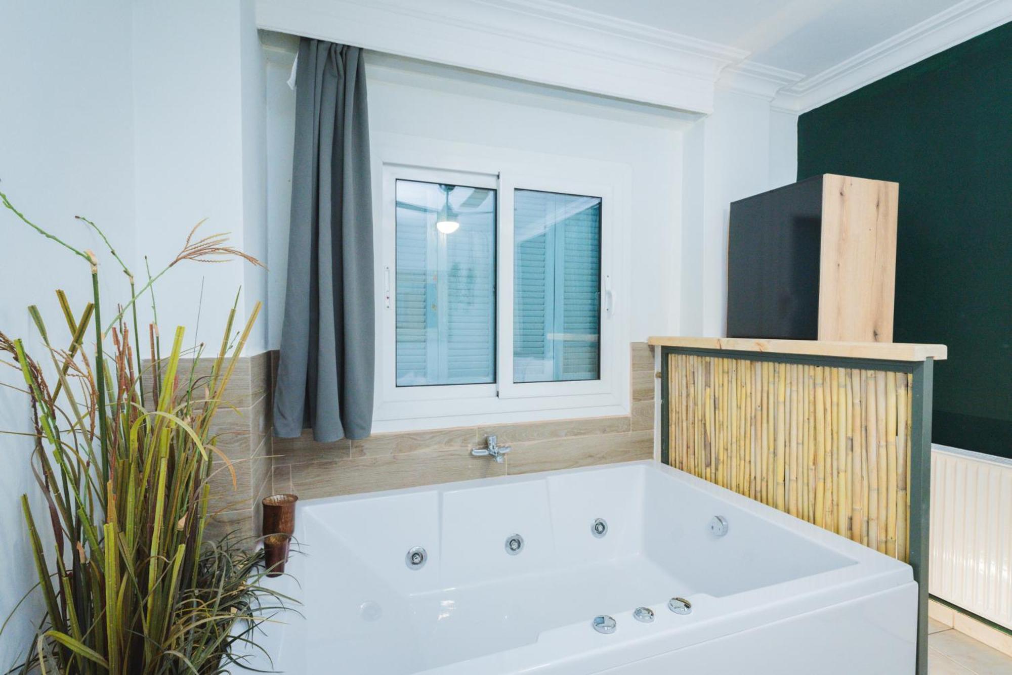 Stylish Apt W Jacuzzi, 5 Min To White Tower Thessaloníki Eksteriør bilde